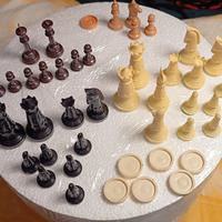 Set incompleto di pedine per gli scacchi e la dama