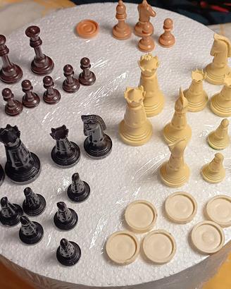 Set incompleto di pedine per gli scacchi e la dama