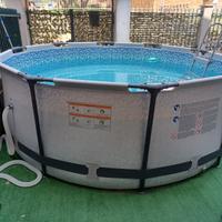 Piscina e 3 lettini