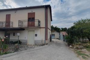 Abitazione con annessi locali depositi e terreno