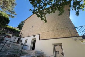VILLA CAPOTESTA DIVISA IN DUE UNITA' ABITATIVE