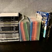 Circa 150 contenitori CD/DVD e 2 videocassette whs