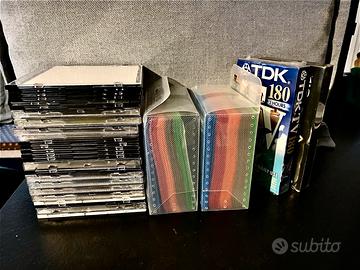 Circa 150 contenitori CD/DVD e 2 videocassette whs
