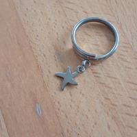 anello con pendente a forma di stella marina