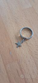 anello con pendente a forma di stella marina