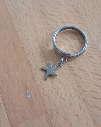 anello con pendente a forma di stella marina