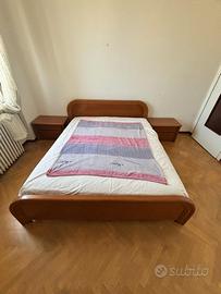 Letto con materasso matrimoniale e due comodini