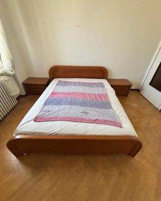 Letto con materasso matrimoniale e due comodini