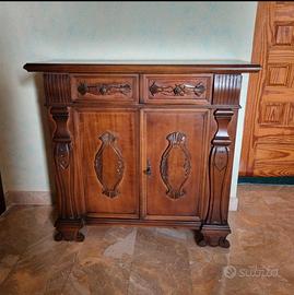 Credenza toscana in legno di noce intagliato