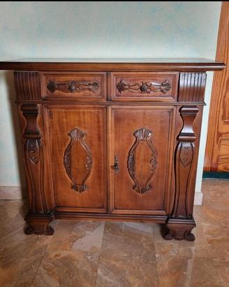 Credenza toscana in legno di noce intagliato