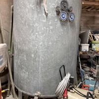 2 Cisterne in ferro 40 quintali 4000 litri e 50 qu