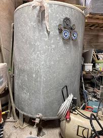 2 Cisterne in ferro 40 quintali 4000 litri e 50 qu