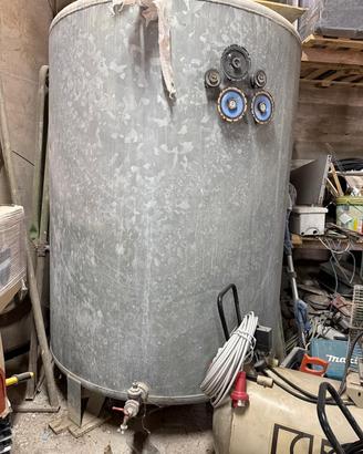 2 Cisterne in ferro 40 quintali 4000 litri e 50 qu
