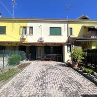 Porzione centrale con giardino e garage