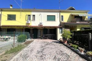 Porzione centrale con giardino e garage