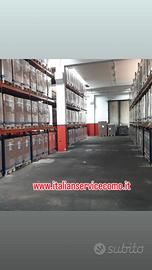 scaffale con certificazioni