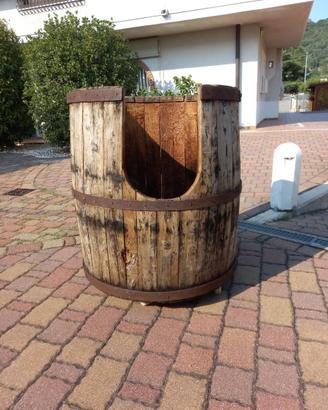 Botte contenitore per legna con ruote