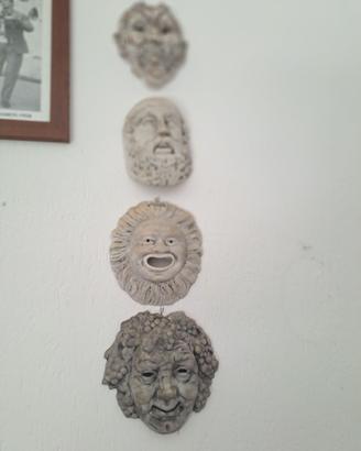 Maschere allegoriche in terracotta