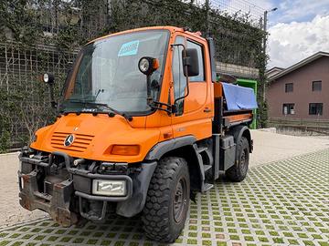 Macchina operatrice unimog u 300 con spargisale
