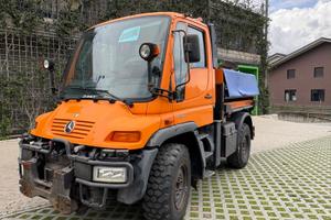 Macchina operatrice unimog u 300 con spargisale