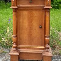 Comodino di antiquariato