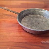 Vecchia padella in rame