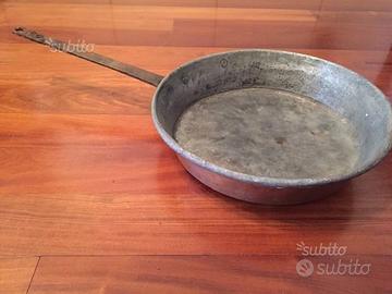 Vecchia padella in rame