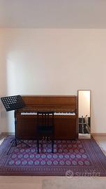 Sala musicale insonorizzata con pianoforte