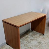 Scrivania studio con rotelle