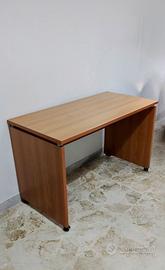 Scrivania studio con rotelle