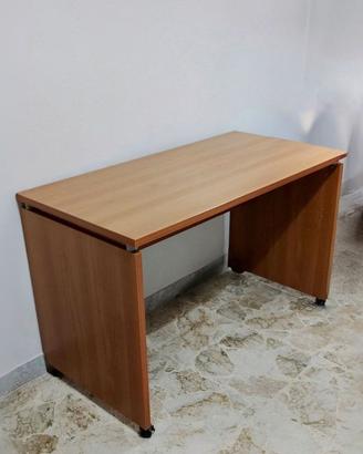 Scrivania studio con rotelle