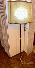 Splendida  lampada da terra  in ottone e pergamena
