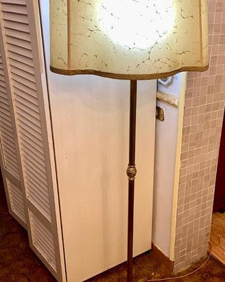 Splendida  lampada da terra  in ottone e pergamena