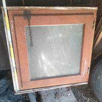 finestra in Douglas con telaio e  vetro oscurato