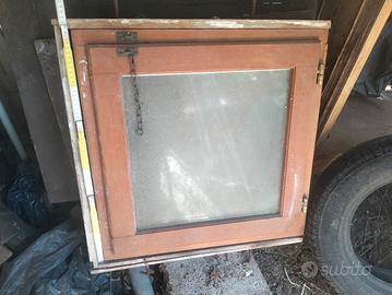 finestra in Douglas con telaio e  vetro oscurato