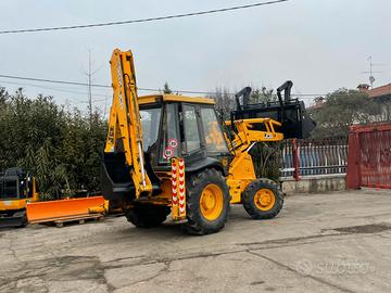 P55 Terna JCB 3CX con 2600 ore telescopico e morde