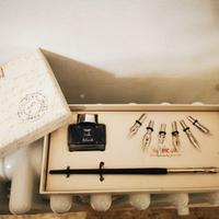 Set calligrafico con pennino e inchiostro. 