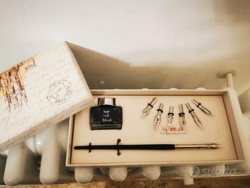 Set calligrafico con pennino e inchiostro. 