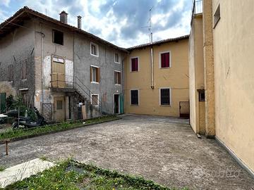 CASA IN LINEA CON GIARDINO - ABITABILE DA SUBITO!