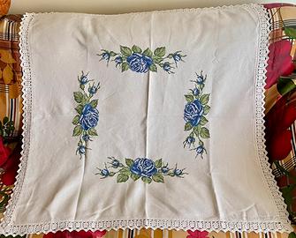 Tovaglietta/centrotavola vintage ricamata a mano