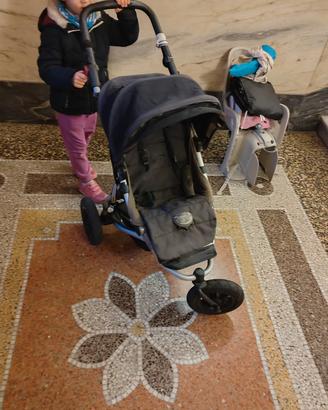 Passeggino leggero robusto e adatto a fuoristrada 