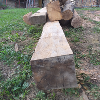 Vecchie travi di legno massello di rovere