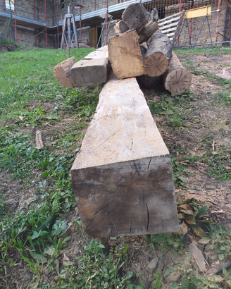 Vecchie travi di legno massello di rovere