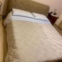 Letto a cassettoni con materasso.