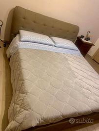 Letto a cassettoni con materasso.