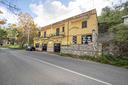 locale-artigianale-a-tre-punti-luce-su-strada-oltr