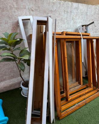 Finestre con vetro+ copricassonetti in legno.
