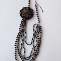 Collana nera con “coccarda”