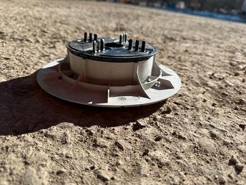 Piedino regolabile per pavimento esterno