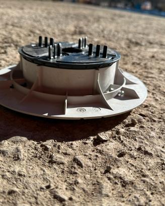 Piedino regolabile per pavimento esterno